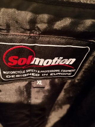Chaqueta de moto beige y negra