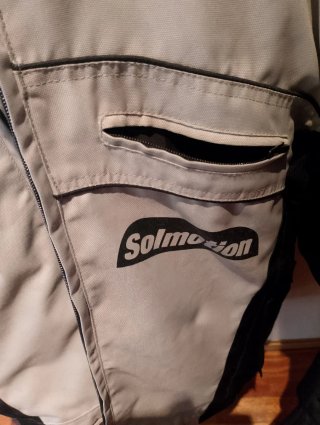 Chaqueta de moto beige y negra