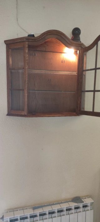 Vitrina Roble Macizo pared con 2 estanterías crist