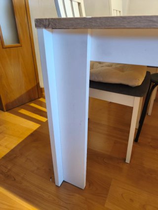 Tavolo da pranzo in legno con 3 sedie e 2 sgabelli