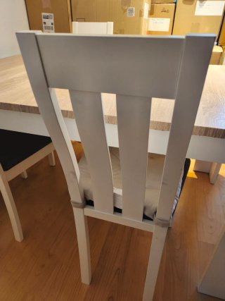 Tavolo da pranzo in legno con 3 sedie e 2 sgabelli