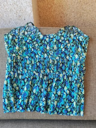 Top floral azul y verde