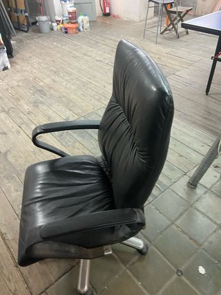 Silla de oficina de piel negra