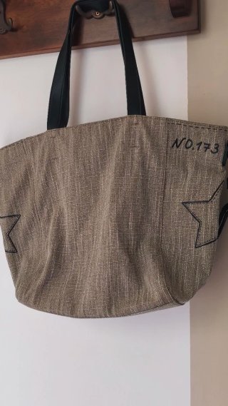 Borsa da spiaggia beige e nera