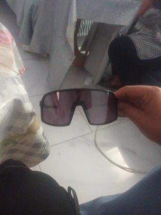 Gafas de sol negras y moradas