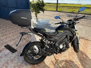 Keeway RKF 125 Negra y Amarilla