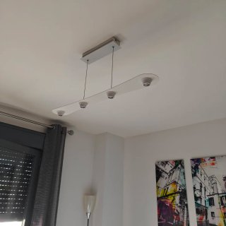 Lámpara LED de techo moderna blanca.