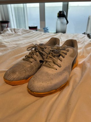 Zapatillas Futsal PUMA Grises y Amarillas
