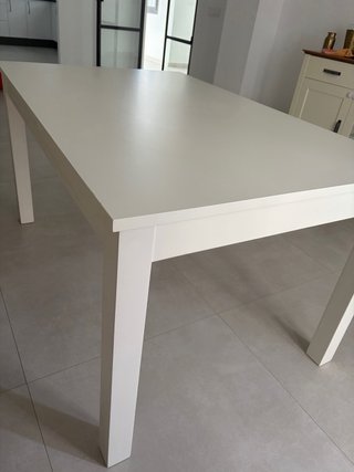 Mesa de comedor de madera blanca