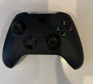 Xbox Series X Negro + Dos mandos (verde y negro)