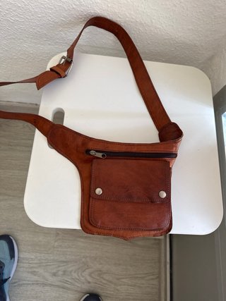 Riñonera y mochila de cuero
