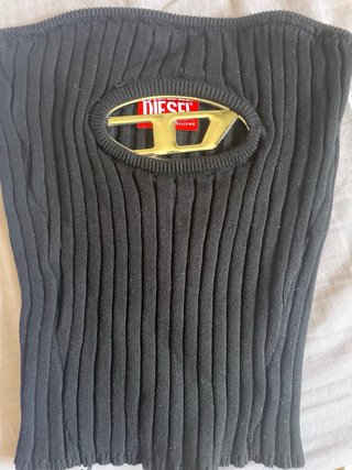 Top Negro con Logo Metálico