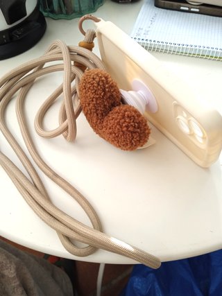 Funda iPhone 13/14 con soporte y cordón