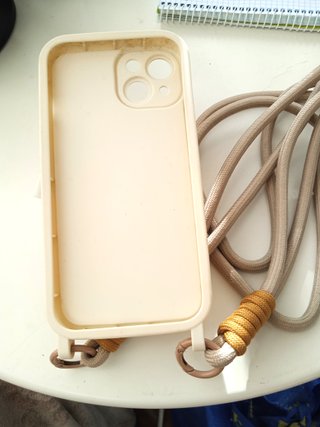 Funda iPhone 13/14 con soporte y cordón
