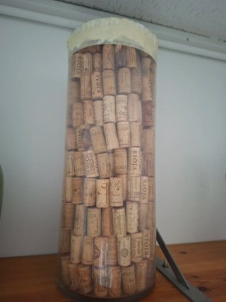 Cilindro de cristal con corchos de vino
