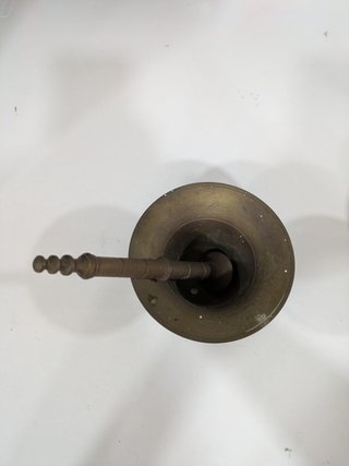 Mortero y mano de bronce antiguo