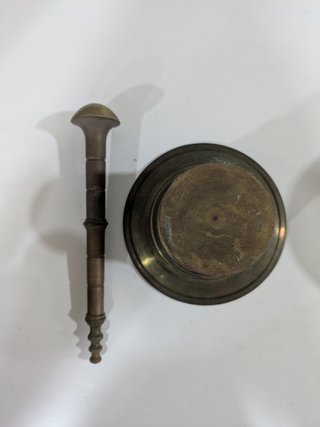 Mortero y mano de bronce antiguo