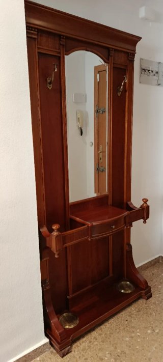 Gabanero perchero de madera con espejo.