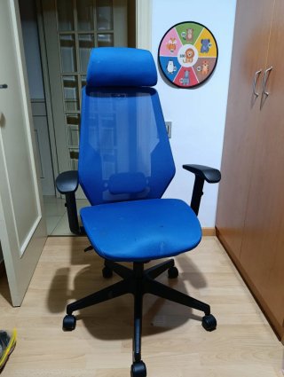 Silla de oficina ergonómica azul