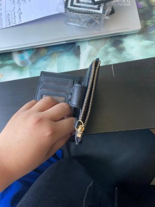 Cartera negra con botón y cremallera