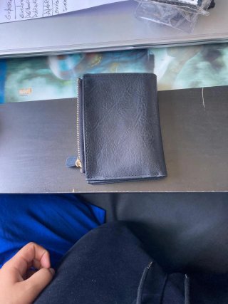 Cartera negra con botón y cremallera