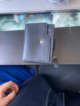 Cartera negra con botón y cremallera