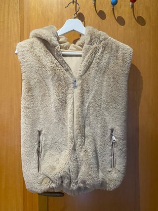 Chaqueta acolchada con capucha y pelo