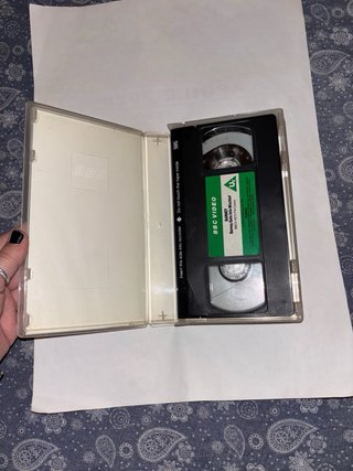 VHS COME NUOVA,INTROVABILE”BARNEY-GETS INTO MISCHI