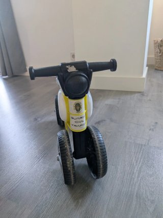 Moto infantil amarilla y blanca