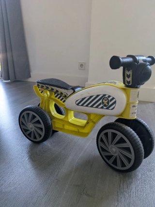 Moto infantil amarilla y blanca