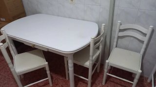 Mesa extensible y 4 sillas de madera