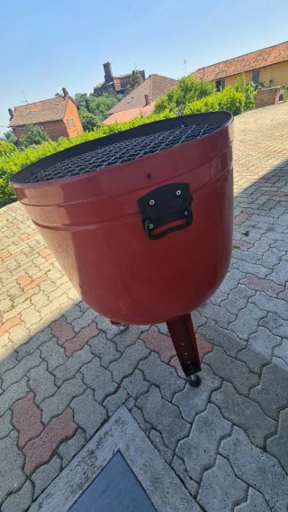 Barbecue a legna Rosso con Ruote