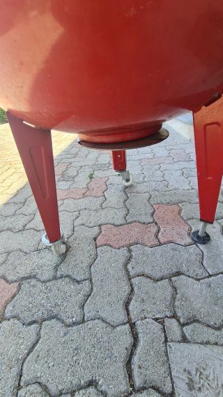 Barbecue a legna Rosso con Ruote