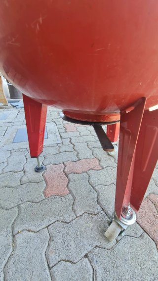Barbecue a legna Rosso con Ruote