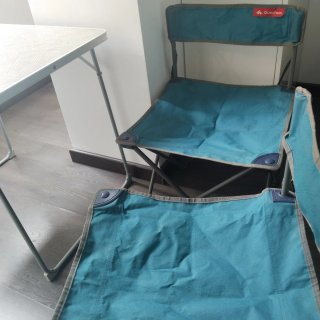Mesa plegable camping y dos sillas