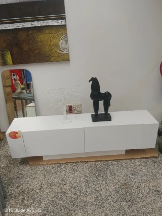 Mueble TV Blanco con dos estanterías.