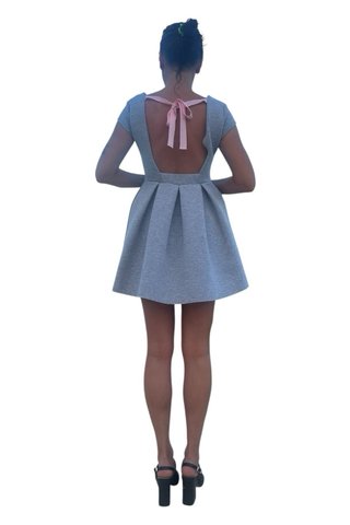 Vestito corto grigio con fiocco rosa