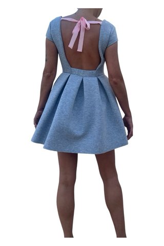 Vestito corto grigio con fiocco rosa