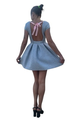 Vestito corto grigio con fiocco rosa