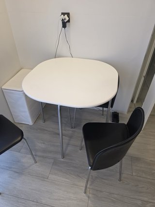 Tavolo da cucina bianco con sedie nere