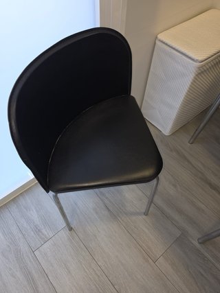 Tavolo da cucina bianco con sedie nere