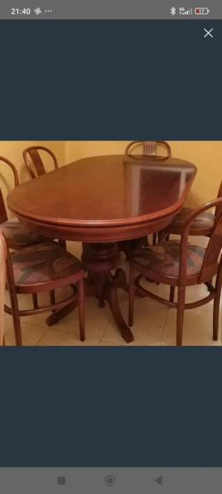 Mesa de comedor ovalada de madera