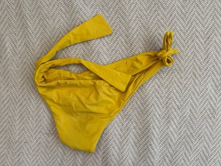 Braguita bikini amarilla
