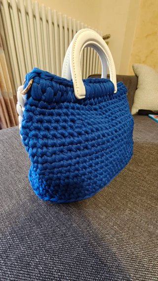 Borsa fatta a mano blu con catena bianca
