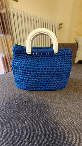 Borsa fatta a mano blu con catena bianca