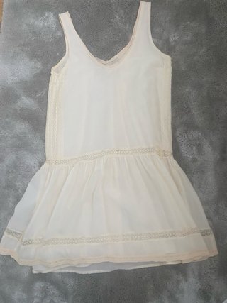 Vestido beige con encaje