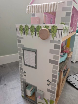 Casita de muñecas amueblada