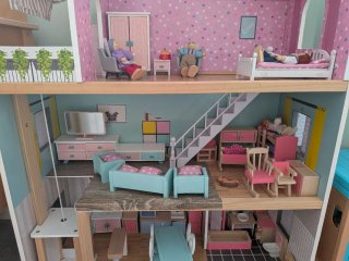 Casita de muñecas amueblada