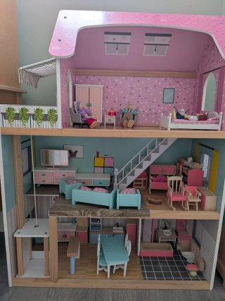 Casita de muñecas amueblada