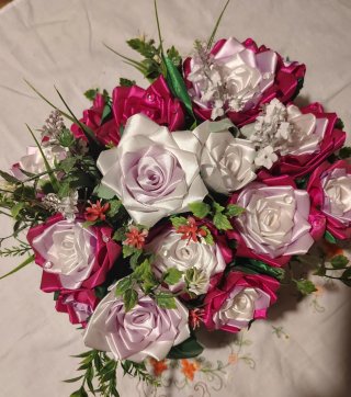 Centrotavola fiori in raso rosa e bianchi
